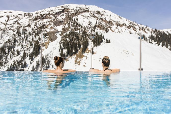 AlpenParks Arlberg Infinity-Pool Aussicht