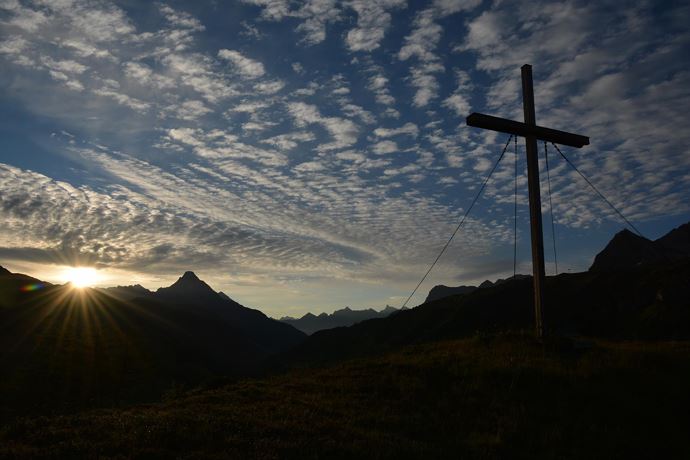 Morgenstimmung mit Weltfriedenskreuz