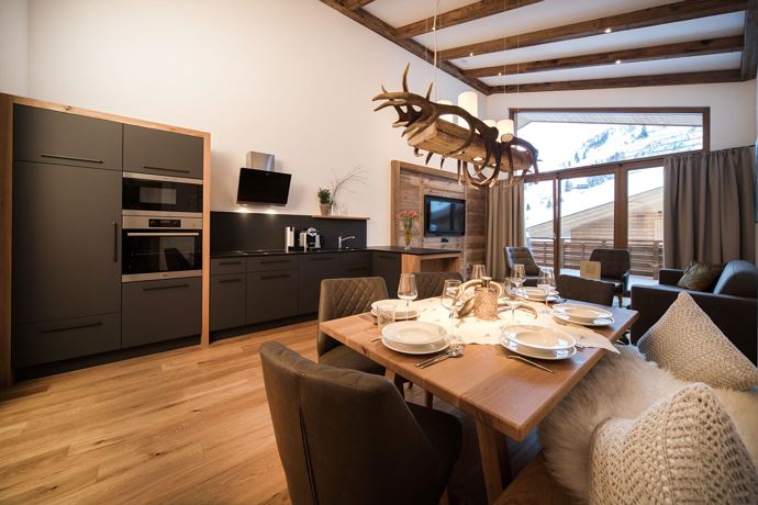 Chalet Apartment_Wohn- und Esszimmer mit Küche